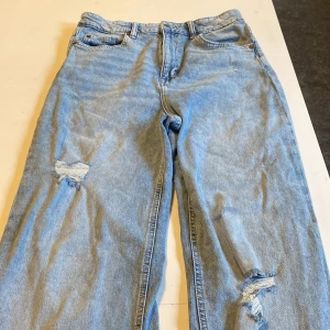 Jeans  - Ett par svarta jeans med ett hål vid knät och ett litet hål på låret.  Dom passar mig i längden och jag är 167typ. Men har lite för stora höfter. 