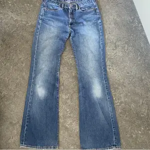 supersnygga lowwaisted jeans ifrån diesel! dom är bootcut typ, stora i benen iallafall! 🥰