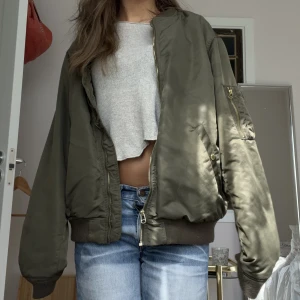 Grön bonberjacka  - Grön bomberjacka i så snygg modell