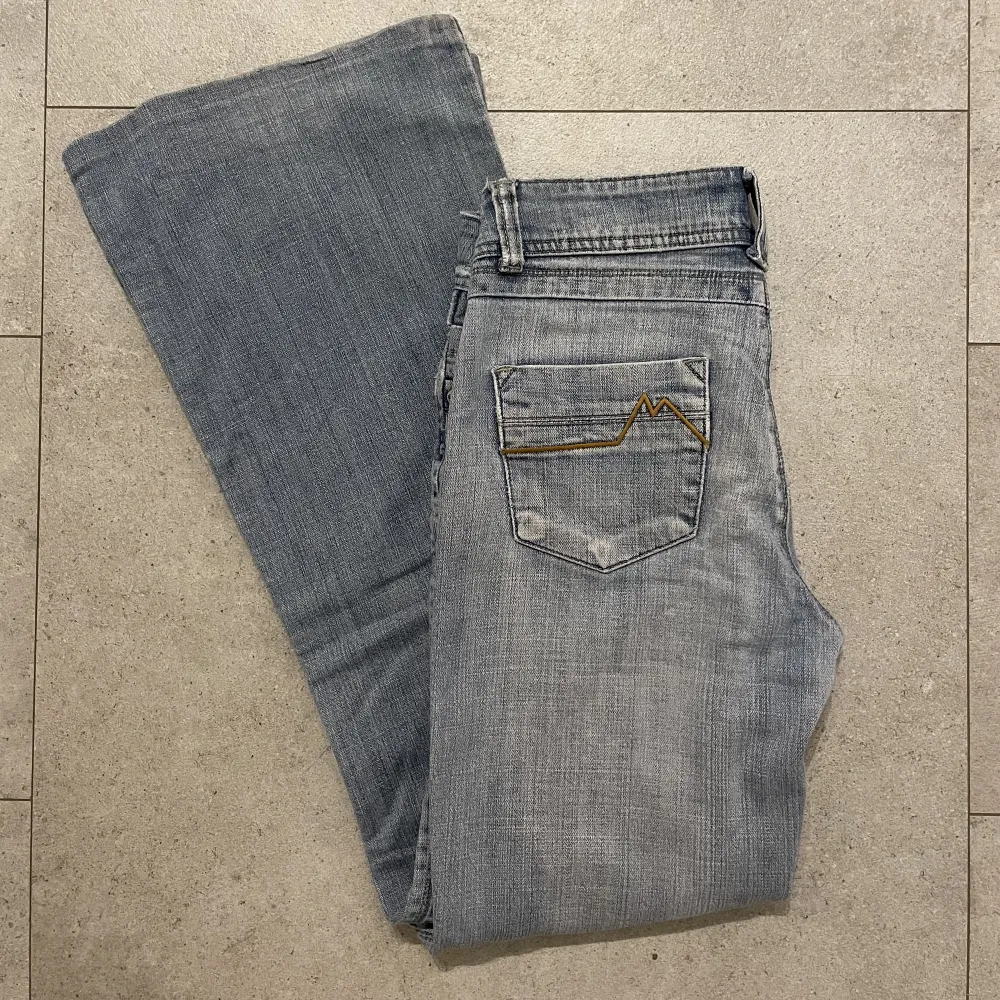 SKITSNYGGA vintage low-waisted bootcut jeans från märket Bright Star⭐️ Säljer för att de tyvärr är för små för mig! (Tjejen på bilden är 165 och brukar ha storlek S). [Midja: 80cm, innerbenslängd: 78cm]. Jeans & Byxor.