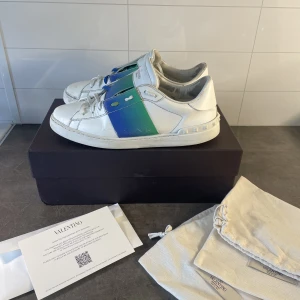 Valentino open - Tja, säljer dessa unika valentino skor, allt följer med såsom box dustbag tags etc!  - Storlek: 43 - Skick: 7/10 finns lite skador! 