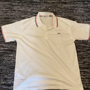 Lacoste Tennis Piké - Lacoste Piké  Passar perfekt för sommaren med ett skönt material. Storlek XL men känns mer som L Köpare står för frakt 📦 