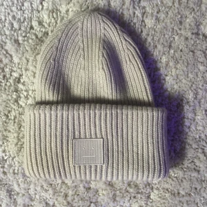 Acne mössa - Säljer min acne mössa, nästan helt oanvänd och väldigt fint skick. Skriv för frågor eller mer bilder💗