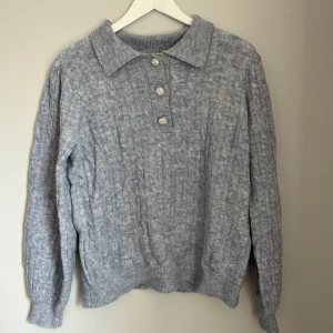 Stickad Blå tröja strl 38/40 - Stickad blå tröja med strass stenar, (köpt på ELLOS) strl 38/40 men passar även S!💙vid frågor skriv till mig, frakt tillkommer! Använd gärna ”KÖP NU” 