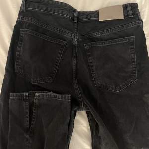 Högmidjade baggy jeans med slit ifrån pull&bear, dessa är för stora så kan tyvärr inte visa de på. Endast provade, i strl 40 men passar nog även en 42. Lite för långa på mig som är 168.⭐️