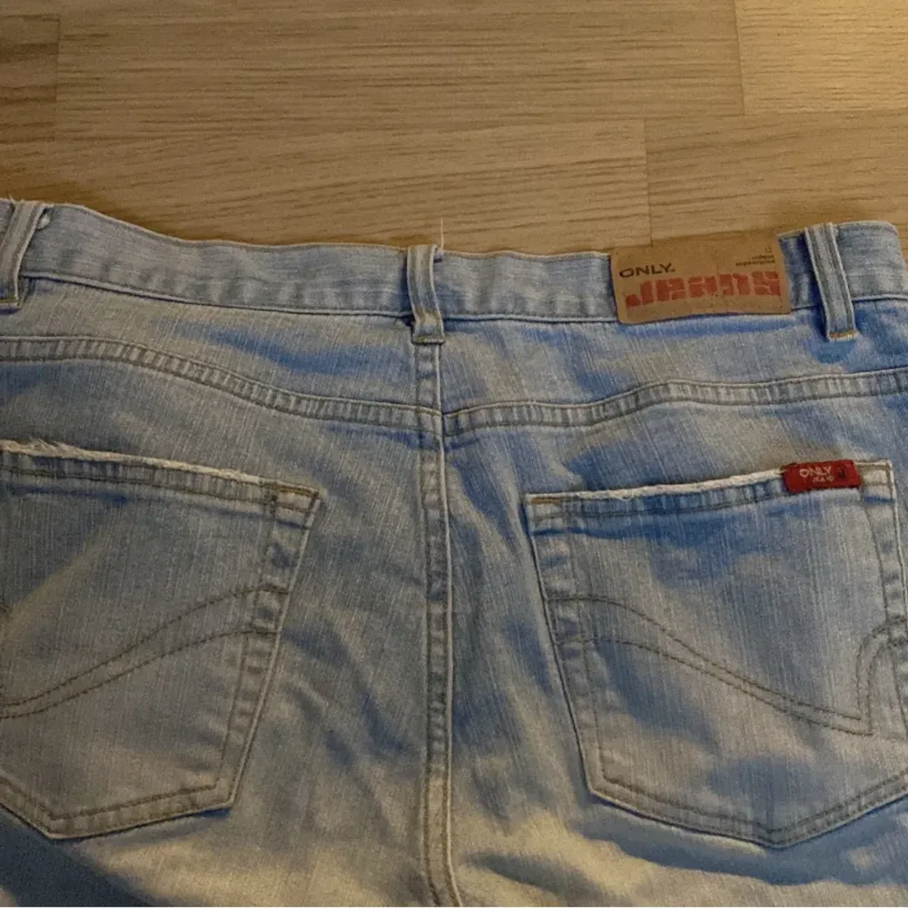 Lågmidjade jeans, fint skick🤍 hör av er vid frågor🫶🏻 (lägger upp igen) . Jeans & Byxor.