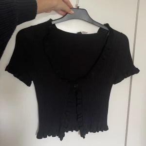 Topp  - Topp som är som en kofta, storlek S 