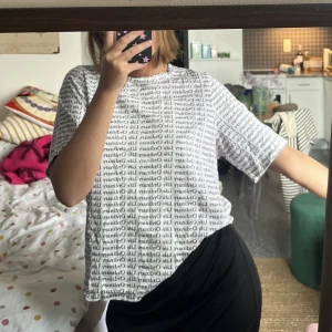 Weekday-tröja - Oversized tröja från weekday. Använd ett fåtal gånger. Står ”ordinary life” överallt på tröjan! Lite längre i armarna än vanliga t-shirts 🌺