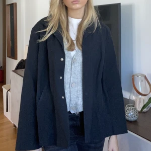 Svart kappa - Svart kort jacka/kappa som är perfekt nu till hösten!🖤🍁