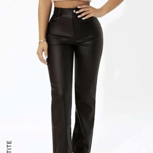 Svarta skinnbyxor - Säljer dessa från shein då dom blivit för små. Har använt dom flera gången , är i bra skick men banden där man sätter in skärp, är lite ”lösa”. Orginal pris 209 kr