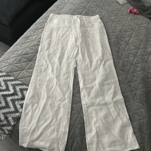 Alobha label, everyday linen pants  - Jag säljer nu dessa perfekta everyday linen pants från Alobha label som är helt oanvända. Jag säljer de då de aldrig kommit till användning. Säljer de för 750 (ordinarie priset är 899)