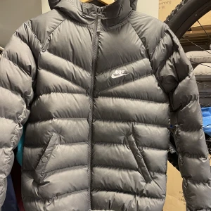 Dunjacka  - Tjock och varm dunjacka från Nike, barnstolen men passar S/M oxå 
