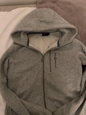 sail racing kofta köpt för 1500 - jag har haft på mig den över 5 gånger, då är ett bra pris inget märke på eller annat