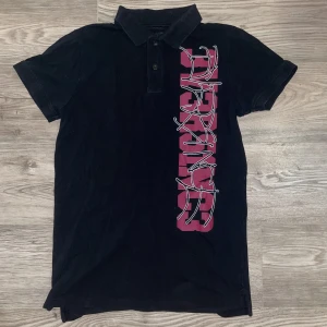 Bladee Eversince polo - Limited edition Bladee eversince polo. Mycket fint skick och inga skador. Storlek S men passar M/L också. Oversized på mig som är 175!