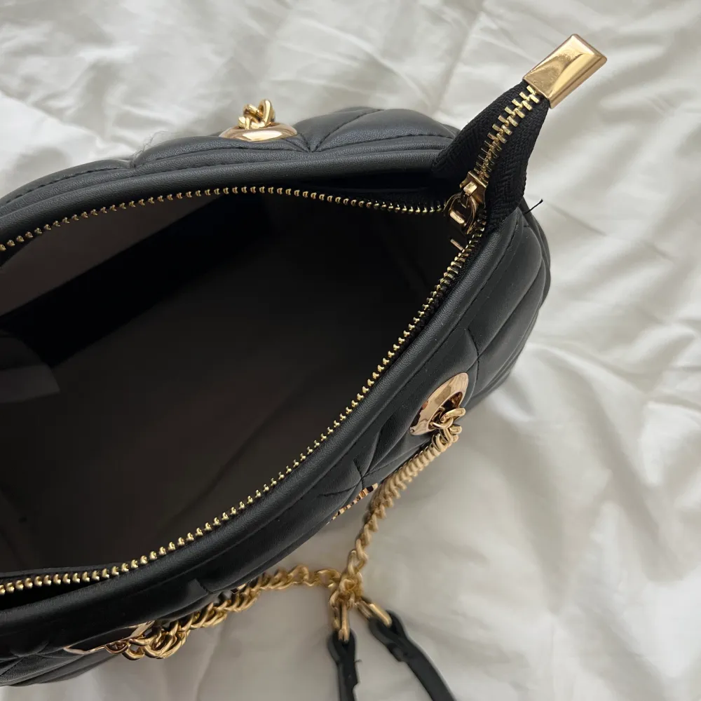 Handväska av märket Juicy Couture till salu! Aldrig använd, i toppenskick!☺️ . Väskor.