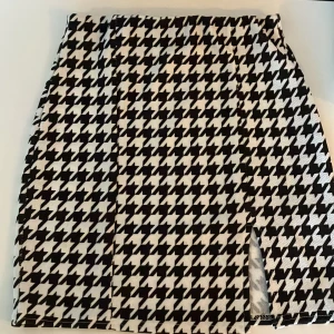 Sexig liten kjol  - Tight tunn kjol i viskos med en slitz.  I gott skick. 