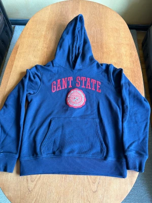 Gant hoodie  - Gant hoddie mörkblå stl 158-164 (13-14år). Använd fåtal gånger mycket fint skick . 