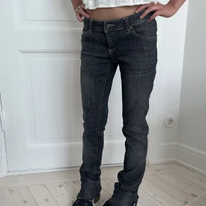 Lågmidjade  jeans - Säljer dem här fina lågmidjade jeansen som är köpta second hand.💕 