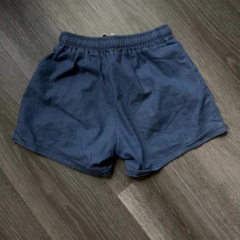 Världens sötaste blå shorts med jeans-liknande material, införskaffade i Hong Kong på semester. Resårband i midjan. Okänt märke, passar XS/34. . Shorts.