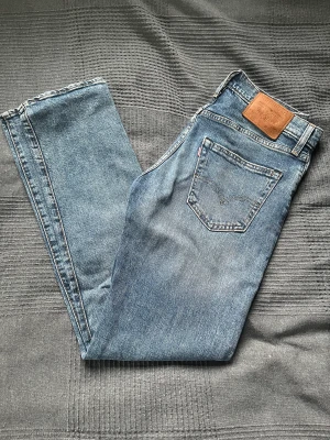 Levis jeans - Säljer ett par levis 502 i väldigt fint skick. Hör av er vid frågor eller funderingar.