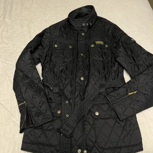 Svart barbour jacka  - En jacka som passar alla årstider,kort,bekväm ,inte användt alls och jackan ser helt ny ut utan några problem, fler bilder kan skickas och pris kan diskuteras om