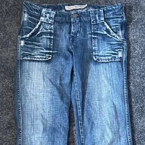 Lågmidjade jeans - Säljer vidare dessa superfina jeans då de tyvärr va för små. Skriv vid frågor eller fler bilder eller  mått:) 💙(söndertrampade vid foten men ser snyggt ut enligt mig)