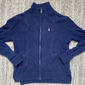 Ralph lauren polotröja - Tjena! Hjälper morsan att sälja sin kabelstickade Ralph lauren polokrage zip-tröja!😀 Storleken är M Skriv i meddelanden för mer info om det behövs!😀