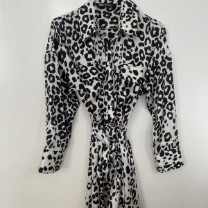 Klänning - Använd en gång. Tunt ”satin”-material