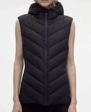 Zara Väst - Säljer min zara väst för att den är inte min stil längre. I perfekt skick, knappt använt- runt 5/7 gånger. Köpte för 399 säljer för 260kr för att jag har knappt använt och den är i perfekt skick.