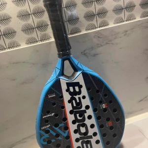 Babolat paddelrack - Helt nytt babolat rack med plasten kvar. Veron air. Skriv om ni har fler frågor!