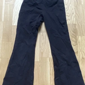 Svarta utsvängda tights  - Säljer svarat utsvängda tights. Har kanappt använts. 