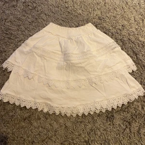 Kjolar  - Säljer dessa jättesöta kjolar från GinaTricot i storlek xs. Ganska bra stretch så skulle säga att storleken är xs/s.Bara använda enstaka gånger och har inga synliga tecken på användning. Nypris 249kr styck. Säljer en för 100kr eller båda för 150 + frakt. 