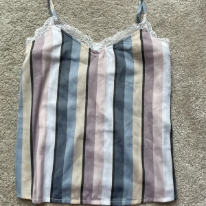 Randig fin topp - Fin randig sommartopp från Hollister! Säljer då den är för liten för mig😭