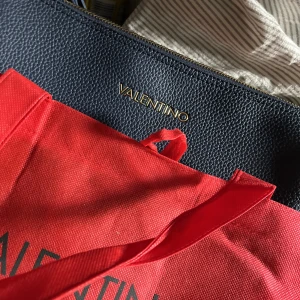 Valentino väska  - Äkta valentino väska. Mörkblå.
