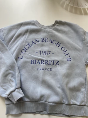 Sweatshirt Ginatricot - Använt skick men absolut inte dåligt skick, den vita är i strlk xss och den blå i strlk xs. Båda har en fläck på armen men går att bleka bort på den vita. 150 för 1 och 200 för båda