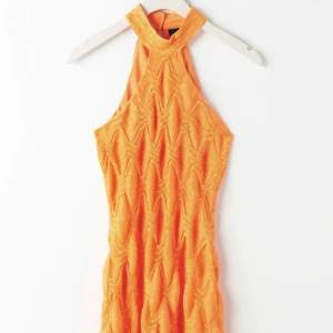 Säljer denna super fina klänning Från Gina x Bianca kollektionen. Finns inte att köpa längre. Orange och glittrig, passar perfekt till sommaren eller något finare tillfälle. Har den i strl xs- s! PRISLAPPAR KVAR. Säljer då den inte kommer till användning.
