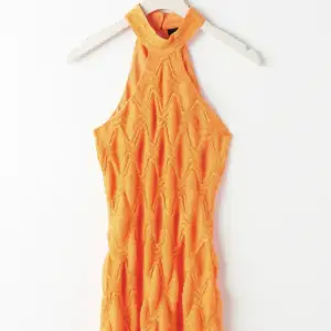 Säljer denna super fina klänning Från Gina x Bianca kollektionen. Finns inte att köpa längre. Orange och glittrig, passar perfekt till sommaren eller något finare tillfälle. Har den i strl xs- s! PRISLAPPAR KVAR. Säljer då den inte kommer till användning.