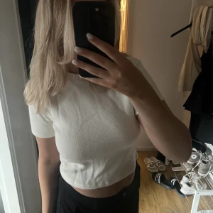 Stickad t-shirt - Stickat mjuk t-shirt från zara. Säljs ej på zara längre. Jätteskön och snygg! Färgen är benvit