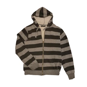 Luvtröja - Så cool randig zip-up hoodie köpt här på plick. Säljer då den inte kommer till användning längre. Skriv privat vid intresse o frågor!🩷🙌🏼