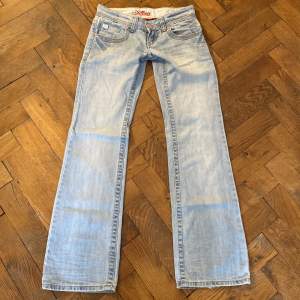 vintage lowwaist bootcut/straightleg jeans i storlek 36, superbra skick💕
