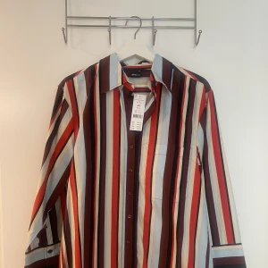 Skjorta  - Snygg skjorta från Gina Tricot! Dock aldrig kommit till användning för mig 💖  Lite oversized 