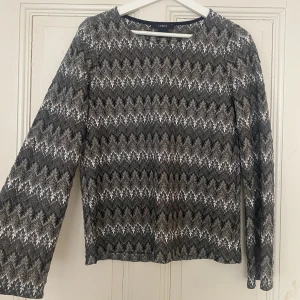 Grå/silvrig tröja med missoni mönster💖 - använd endast 2 ggr så nästan i nyskick! Skriv för fler  bilder💓