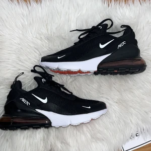 270s skor - Helt nya Säljer eftersom stora för mig🤍