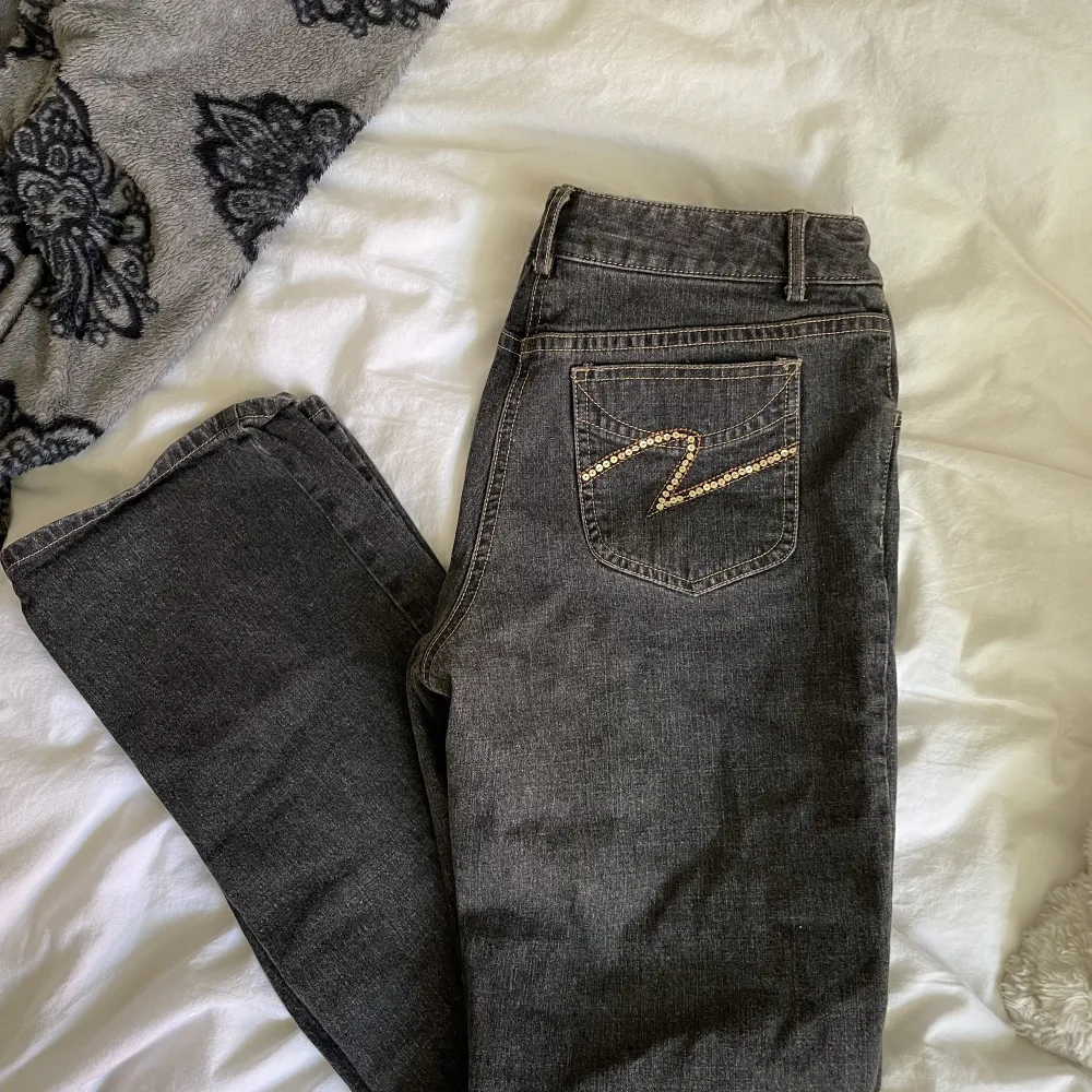 Grå/svarta jeans med paljettdetaljer! Köpta second hand och står strl 4 i. Jag på bilden är 169 cm och har 34-36 men skulle tro att de passar en 36-38 ännu bättre! . Jeans & Byxor.