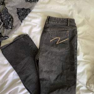 Grå/svarta jeans med paljettdetaljer! Köpta second hand och står strl 4 i. Jag på bilden är 169 cm och har 34-36 men skulle tro att de passar en 36-38 ännu bättre! 