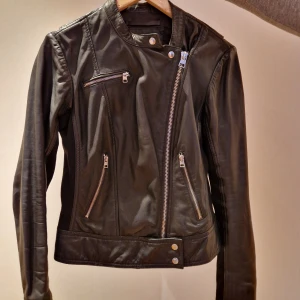 Skinnjackan  - Jättefin skinnjacka från G-star Raw! Storlek S. Säljes pga att den är för liten för mig. Nypris 3500 men säljer för 250! Perfekt för våren! Skriv för mer bilder eller detaljer!❤️