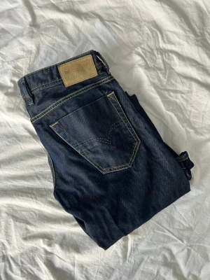 Vintage diesel Lågmidjade bootcut jeans - Säljer nu mina bootcuts på grund av att storleken är för liten. Dom är i bra skick med en fin pass form. Dom är låga i midjan och långa i benen.
