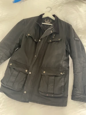 Barbour vaxjacka strl L - Inköpt på Ströms i Göteborg. Bra skick. 
