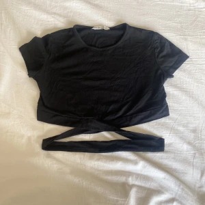 Svart tröja - En svart kort tröja som aldrig är använd. Den är ifrån shine, väldigt bra material och väldigt skön.💕 Säljer för att den inte är min stil och den är för liten