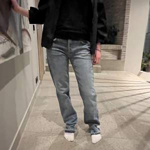 Så coola straight jeans!! Använda 1 gång. Är 163 cm lång